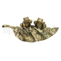 лягушки на листе